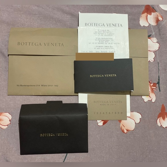 SOLDBottega Veneta Cloud Pouch in Leather - Picture 8 of 8